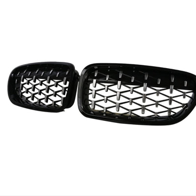 Grilă frontală tip diamant pentru BMW Seria 5 F10 F11, fabricată din ABS negru lucios, unghi lateral cu design sportiv și elegant.