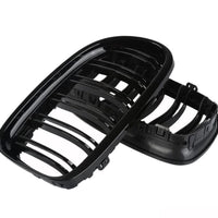 Set complet grile frontale M3 Look pentru BMW Seria 3 E90 Sedan/Touring 2008–2011, culoare Piano Black, vedere frontală a componentelor.