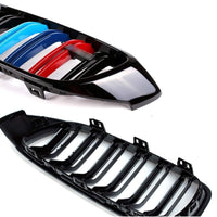 Pereche grile față BMW Seria 4 F32 compatibile 2013–2019, design M4 Look, finisaj negru lucios cu detalii colorate M (roșu și albastru).