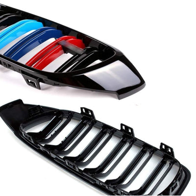 Grilă auto față tip M4 Look pentru BMW Seria 4 F32 (2013–2019), set stânga și dreapta, design sportiv cu lamele negre și inserții M Color roșu, albastru deschis și albastru închis.
