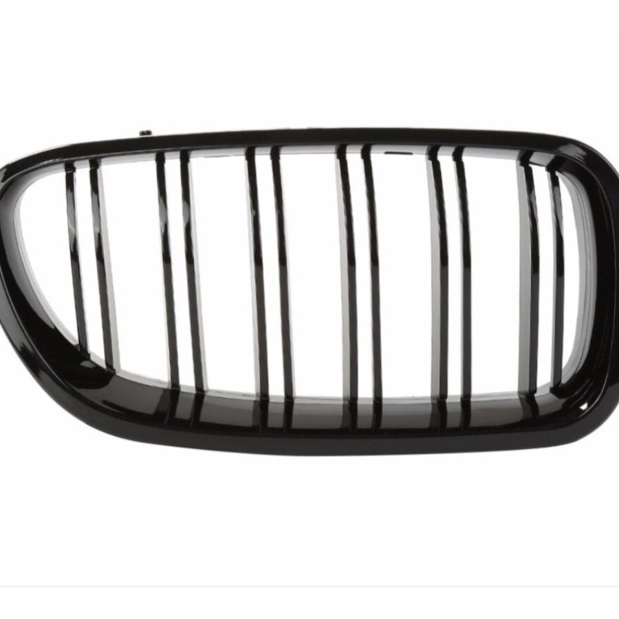 Vedere frontală a unei grile față tip M5 Look pentru BMW Seria 5 F10 (2011–2018), material ABS negru lucios, componentă aftermarket.