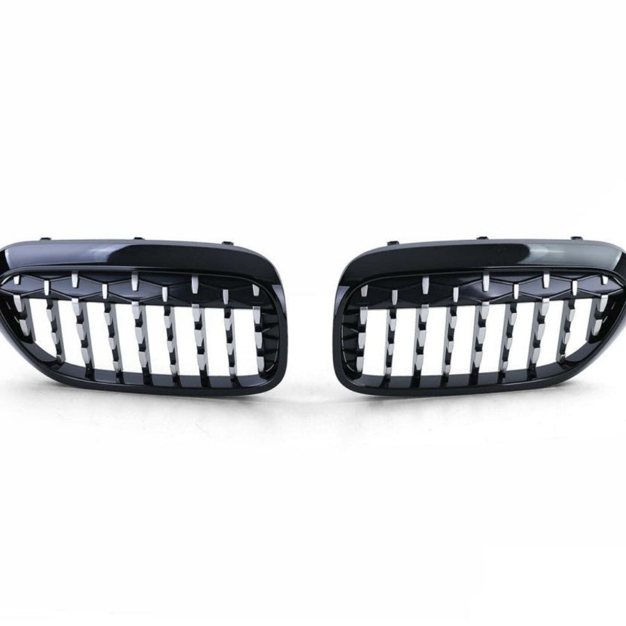 Grilă frontală sport Diamond Piano Black compatibilă BMW Seria 5 G30/G31, design modern, vedere din unghi oblic pentru detalii de finisaj.