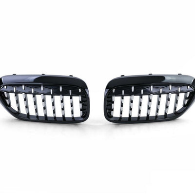 Grilă frontală sport Diamond Piano Black compatibilă BMW Seria 5 G30/G31, design modern, vedere din unghi oblic pentru detalii de finisaj.