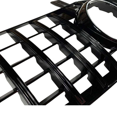 Detaliu prim-plan al grilei GTR Look neagră pentru Mercedes E-Class W212 (2009–2012), material ABS lucios, design cu bare verticale.