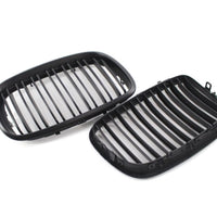 Set grile frontale M Look pentru BMW X5 E70 și X6 E71, fabricate din plastic ABS rezistent, culoare negru mat, vedere frontală a componentelor.