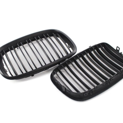 Vedere din spate a grilelor frontale M Look pentru BMW X5 E70 și X6 E71, componente din ABS de calitate, fixare compatibilă cu prinderile OEM.