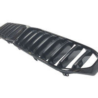 Imagine frontală cu grila Shadow Line negru lucios montată pe un BMW Seria 5 G30 LCI (facelift). Ilustrează perfect upgrade-ul estetic sportiv adus de grila aftermarket. Poza evidențiază forma și integrarea armonioasă a grilei cu bara față și blocurile optice LED.