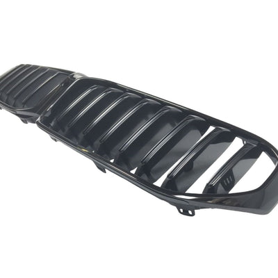 Vedere laterală cu focus pe detalii tehnice ale grilei Shadow Line. Imaginea scoate în evidență calitatea finisajului și muchiile precise, precum și sistemul de prindere compatibil OEM. Ideală pentru a înțelege geometria piesei.