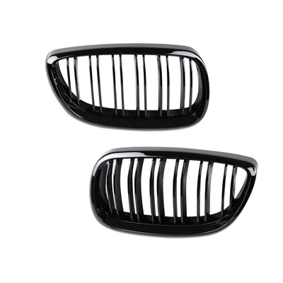 Grile frontale pentru BMW Seria 3 E92/E93, finisaj Piano Black, vedere laterală, design elegant cu lamele verticale, material ABS rezistent.
