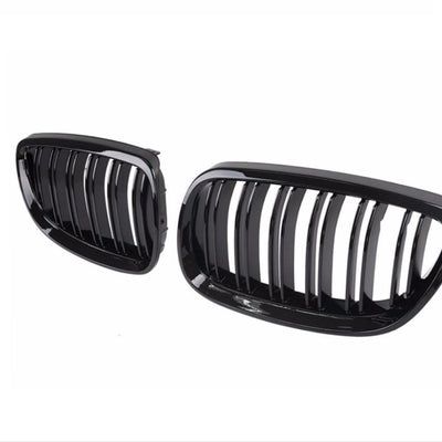 Vedere diagonală detaliată a unei grile frontale pentru BMW Seria 3 E92/E93, 2006–2009, finisaj Piano Black lucios, construcție durabilă ABS.
