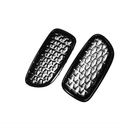 Set grile tip diamant BMW F10 F11 fotografiate din partea de sus, detalii clare asupra texturii și structurii de design.