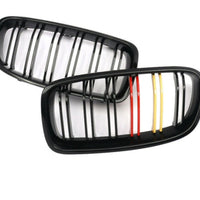 Set complet de grile frontale duble pentru BMW Seria 5 F10/F11, prezentare din unghi de sus, ABS negru lucios cu trei lamele colorate.