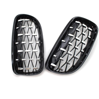 Vedere oblică asupra setului de grile frontale Diamond M3 Look pentru BMW Seria 3 E90, 2006–2009, stil diamant cu accente cromate.