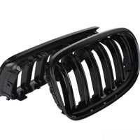 Set complet grile frontale M3 Look pentru BMW Seria 3 E90 Sedan/Touring 2008–2011, culoare Piano Black, vedere frontală a componentelor.