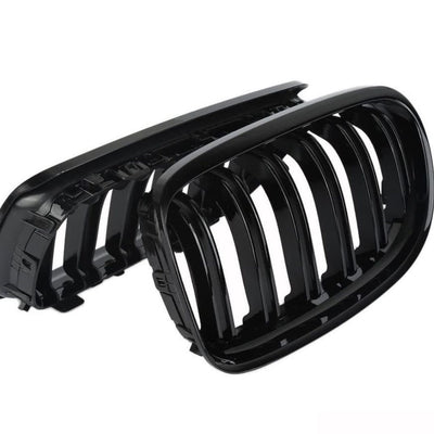 Vedere diagonală a grilelor frontale M3 Look pentru BMW Seria 3 E90 2008–2011, finisaj Piano Black, material ABS rezistent, set stânga-dreapta