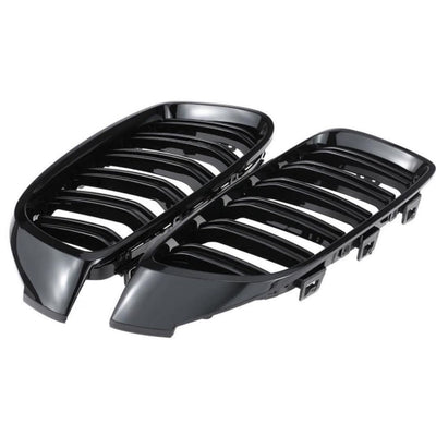 Grilă frontală sport tip M4 pentru BMW Seria 4 F32/F33 (2013–2019), material ABS rezistent, finisaj negru lucios, vedere diagonală.