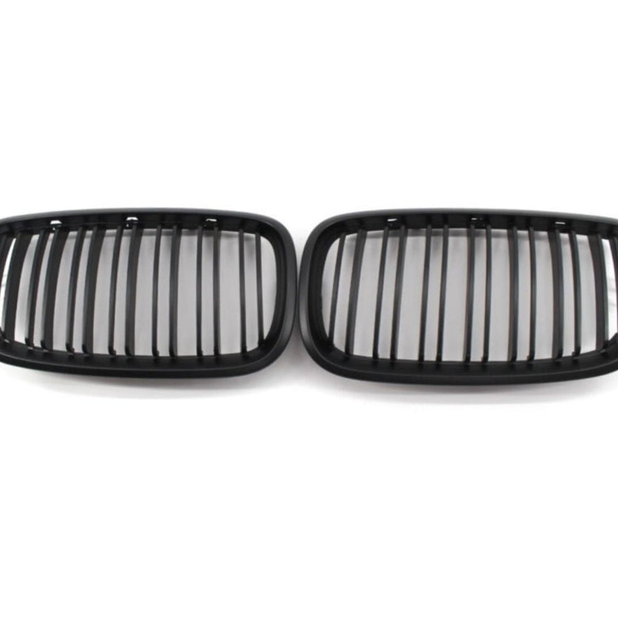 Set grile frontale M Look pentru BMW X5 E70 și X6 E71, fabricate din plastic ABS rezistent, culoare negru mat, vedere frontală a componentelor.