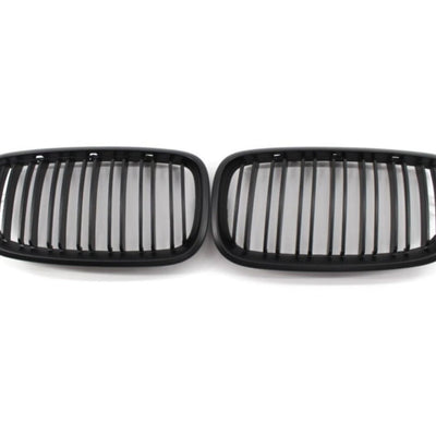 Set grile frontale M Look pentru BMW X5 E70 și X6 E71, fabricate din plastic ABS rezistent, culoare negru mat, vedere frontală a componentelor.