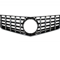 Grilă GTR Look pentru Mercedes E-Class W207 Pre-Facelift (2009–2013), vedere laterală față-stânga, design sportiv AMG cu bare verticale și ramă neagră lucioasă.