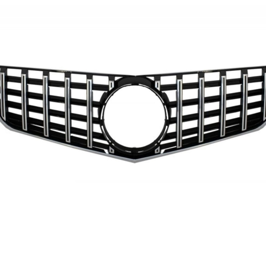 Grilă GTR Look pentru Mercedes E-Class W207 Pre-Facelift (2009–2013), vedere laterală față-stânga, design sportiv AMG cu bare verticale și ramă neagră lucioasă.