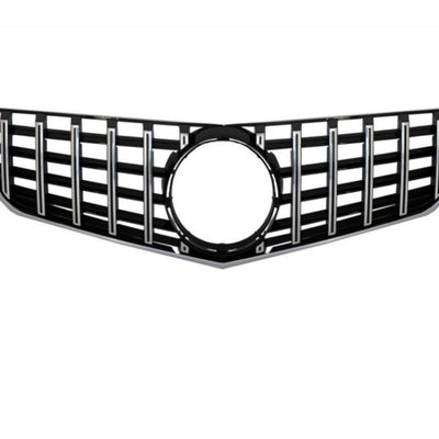 Grilă GTR Look pentru Mercedes E-Class W207 Pre-Facelift (2009–2013), vedere laterală față-stânga, design sportiv AMG cu bare verticale și ramă neagră lucioasă.