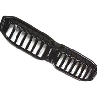 Imagine frontală cu grila Shadow Line negru lucios montată pe un BMW Seria 5 G30 LCI (facelift). Ilustrează perfect upgrade-ul estetic sportiv adus de grila aftermarket. Poza evidențiază forma și integrarea armonioasă a grilei cu bara față și blocurile optice LED.