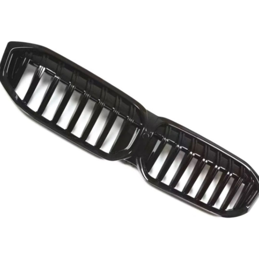 Imagine frontală cu grila Shadow Line negru lucios montată pe un BMW Seria 5 G30 LCI (facelift). Ilustrează perfect upgrade-ul estetic sportiv adus de grila aftermarket. Poza evidențiază forma și integrarea armonioasă a grilei cu bara față și blocurile optice LED.