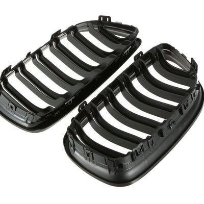 Grile auto M3 Look pentru BMW Seria 3 E90 2008–2011, vedere din spate ce arată sistemul de fixare compatibil cu prinderile originale OEM.