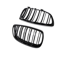 Vedere frontală a setului complet de grile frontale pentru BMW Seria 3 E92/E93 (2006–2009), finisaj Piano Black, design sportiv, material ABS.