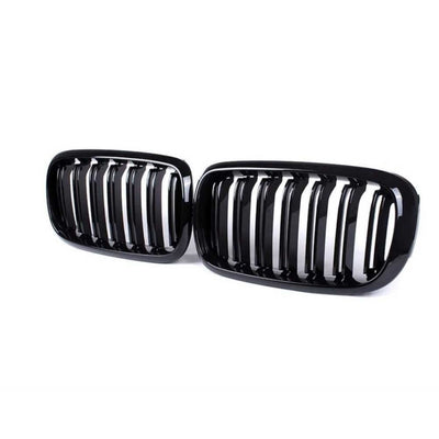 Set grile frontale duble BMW X5 F15 și BMW X6 F16 (2015–2018), design sportiv cu lamele verticale, material ABS rezistent, finisaj negru lucios, perspectivă laterală.