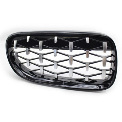 Grilă frontală Diamond M3 Look pentru BMW E90 2006–2009, vedere laterală, construcție ABS rezistentă cu detalii cromate.