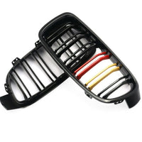 Set complet de grile frontale duble pentru BMW Seria 5 F10/F11, prezentare din unghi de sus, ABS negru lucios cu trei lamele colorate.