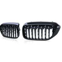 Grilă frontală sport Diamond Piano Black compatibilă BMW Seria 5 G30/G31, design modern, vedere din unghi oblic pentru detalii de finisaj.