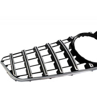 Grilă GTR Look pentru Mercedes E-Class W207 Pre-Facelift (2009–2013), vedere laterală față-stânga, design sportiv AMG cu bare verticale și ramă neagră lucioasă.