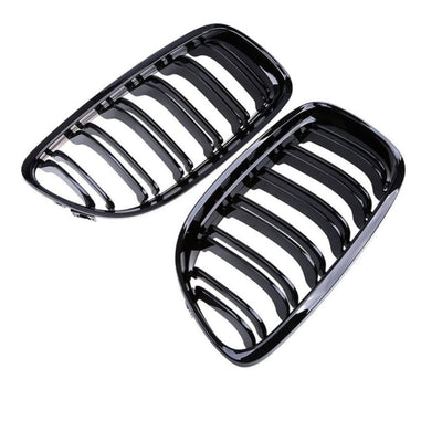 Vedere oblică asupra grilelor frontale M3 Look Piano Black pentru BMW Seria 3 E90 2008–2011, design sportiv cu lamele groase.
