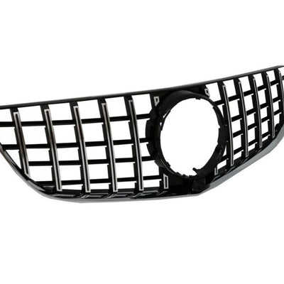 Grilă Mercedes E-Class W207 Facelift (2013–2016), unghi lateral stânga, design inspirat AMG GTR, cu bare verticale cromate pe fundal negru.