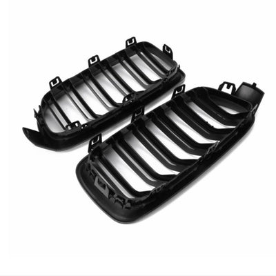 Grile tuning pentru BMW F30, vedere din spate care arată structura interioară, material plastic ABS, potrivire perfectă pe prinderile originale