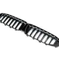 Imagine frontală cu grila Shadow Line negru lucios montată pe un BMW Seria 5 G30 LCI (facelift). Ilustrează perfect upgrade-ul estetic sportiv adus de grila aftermarket. Poza evidențiază forma și integrarea armonioasă a grilei cu bara față și blocurile optice LED.