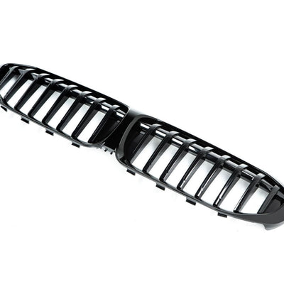Fotografie de produs cu grila Shadow Line completă, unghi 3/4, evidențiind designul aerodinamic și lamelele verticale de inspirație M. Ideală pentru prezentarea calității materialului ABS negru lucios și a prinderilor de fixare OEM.