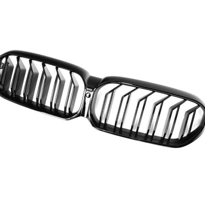 Imagine detaliată a unei grile sport pentru BMW G30/G31 LCI, tip M5. Model cu lamele înclinate și profil dinamic.