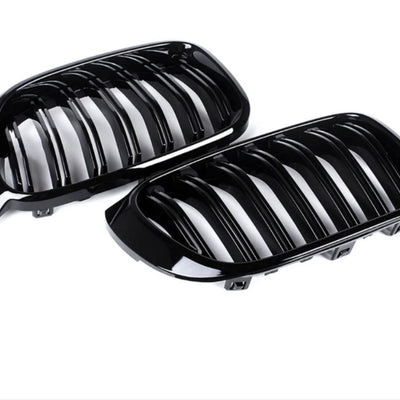 Grile BMW X3 F25 (2014–2018), stil M Look, plastic ABS negru lucios, prezentare din unghi lateral pentru detalii de design.