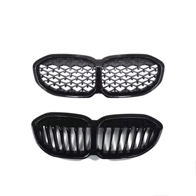 Grile frontale sport tip fagure și design vertical pentru BMW Seria 1 F40 (2019+), realizate din plastic ABS negru lucios. Compatibile cu kitul exterior M135i. Poziționare frontală, evidențiind stilul agresiv și modern al vehiculului.