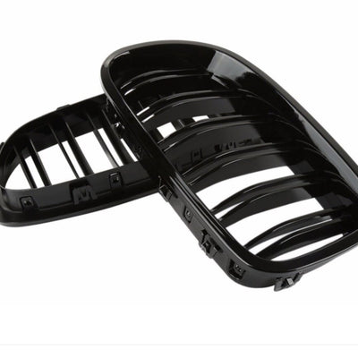 Vedere în unghi a grilelor față BMW Seria 5 F10 (2011–2018), model M5 Look, fabricate din ABS de înaltă calitate, design sportiv.
