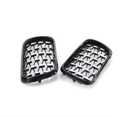Grile auto aftermarket pentru BMW E36 Sedan Coupe Cabrio, model diamant, ramă neagră lucioasă, prezentare din unghi lateral față.