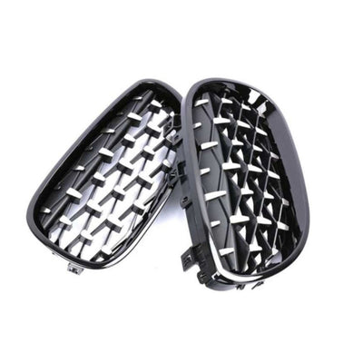 Set grile față diamant pentru BMW Seria 5 E60/E61 (2004-2009), ramă neagră lucioasă, vedere unghiulară pentru prezentarea texturii.
