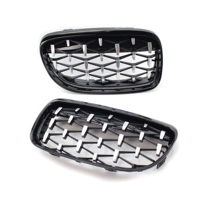 Vedere diagonală a grilelor frontale Diamond M3 Look pentru BMW Seria 3 E90 2006–2009, material ABS rezistent, design sportiv cu inserții cromate.