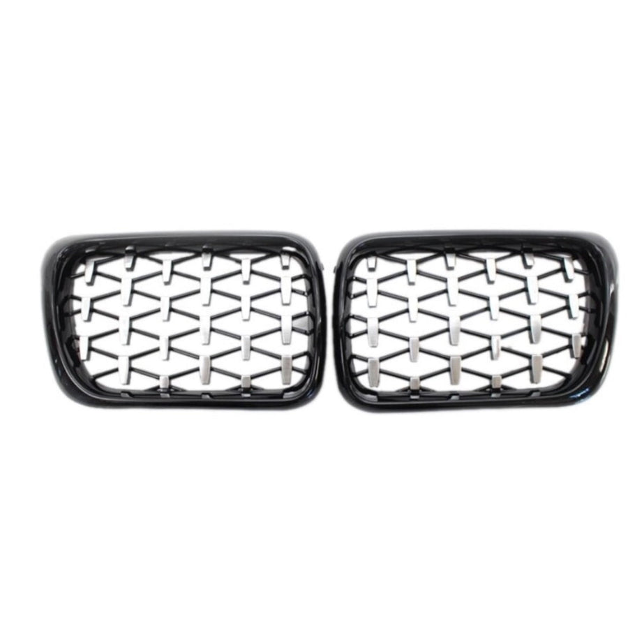 Set grile frontale BMW E36 (1997-1999), design diamant cu ramă neagră lucioasă, vedere frontală completă stânga + dreapta.