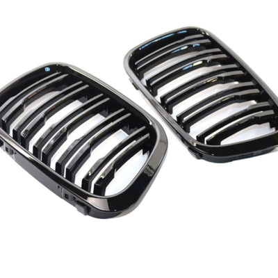 Grile BMW Seria 3 E46 Sedan/Touring, unghi lateral, set stânga și dreapta, design sportiv cu lamele verticale negre, stil M Look aftermarket.
