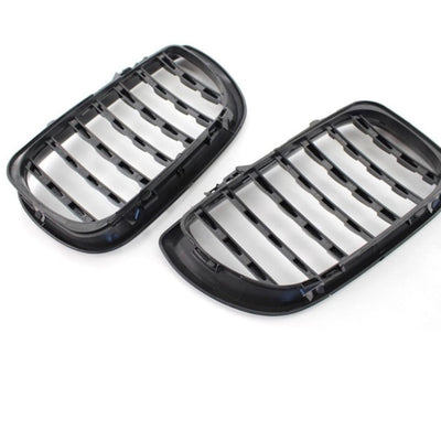 Grile față BMW E46 Sedan/Touring 2002–2004, prezentare din unghi lateral cu detaliu asupra lamelelor și cadrului ABS negru.