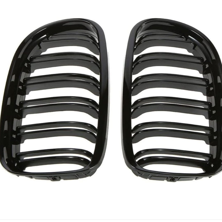 Set complet grile frontale M3 Look pentru BMW Seria 3 E90 Sedan/Touring 2008–2011, culoare Piano Black, vedere frontală a componentelor.